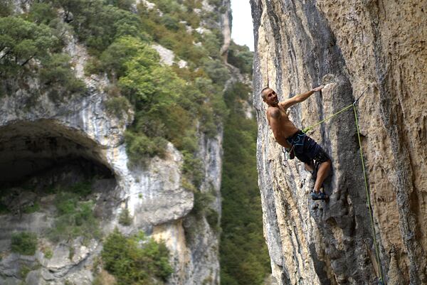 David is testing the lightweight and breathable Rafiki HOODY TRAVERSE, Rodellar